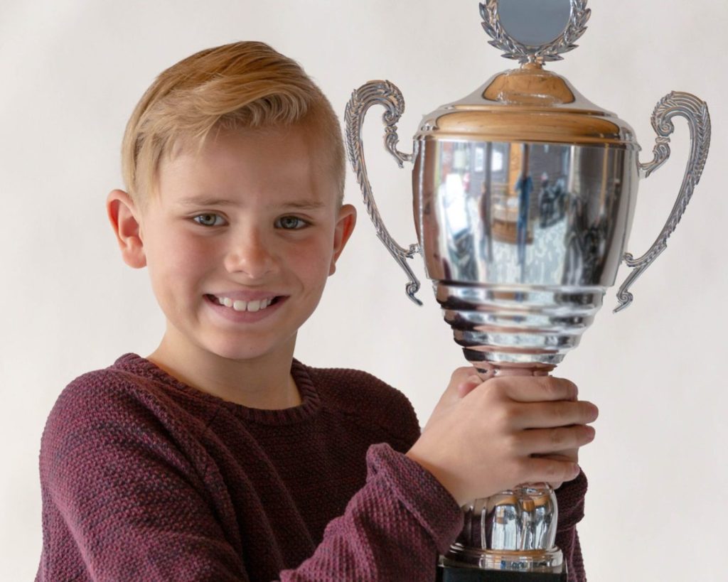 Gutt med sølvpokal